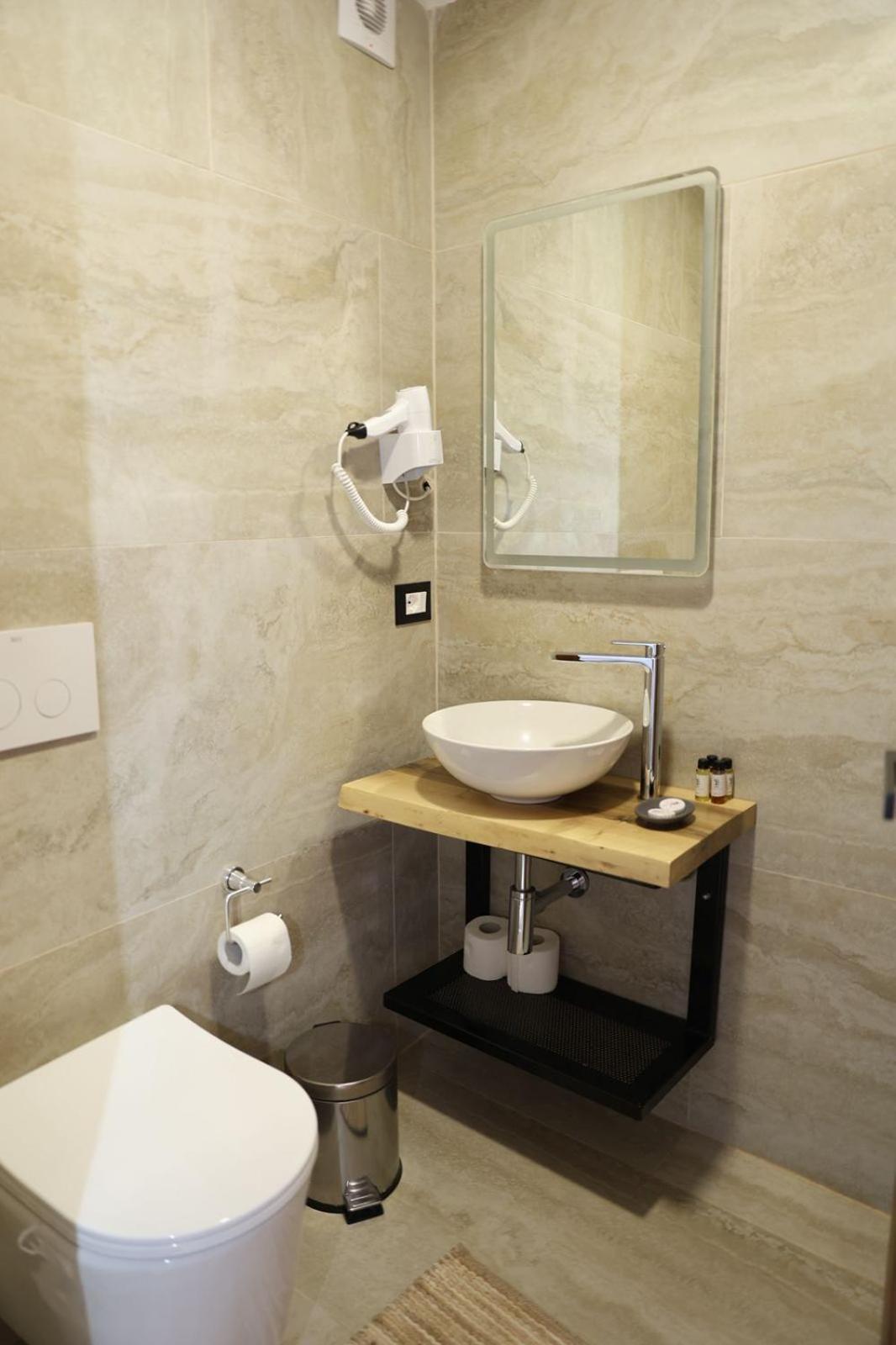 בראט Ador Boutique Hotel מראה חיצוני תמונה